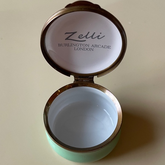 Crummles & Co. Enamel Pill/Snuff Box - Zelli, Burlington Arcade, London - Picture 10 of 10